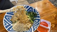 Bisa Cicip Yamien hingga Gohyong di Rumah Makan yang Konsepnya Asri Ini