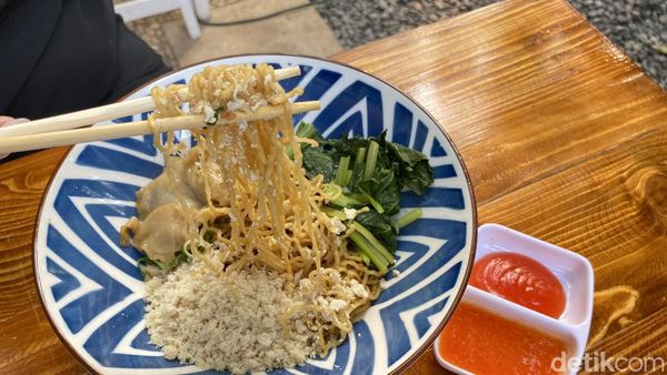 Bisa Cicip Yamien hingga Gohyong di Rumah Makan yang Konsepnya Asri Ini