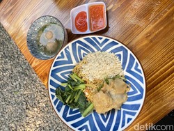 Makan Yamien Komplet dengan Suasana Asri Pepohonan di Menteng