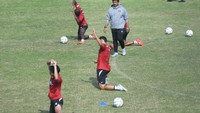 Pelatih timnas sepak bola U-24 Indra Sjafri memimpin latihan di Lapangan A Gelora Bung Karno, Jakarta, Jumat (15/9/2023).