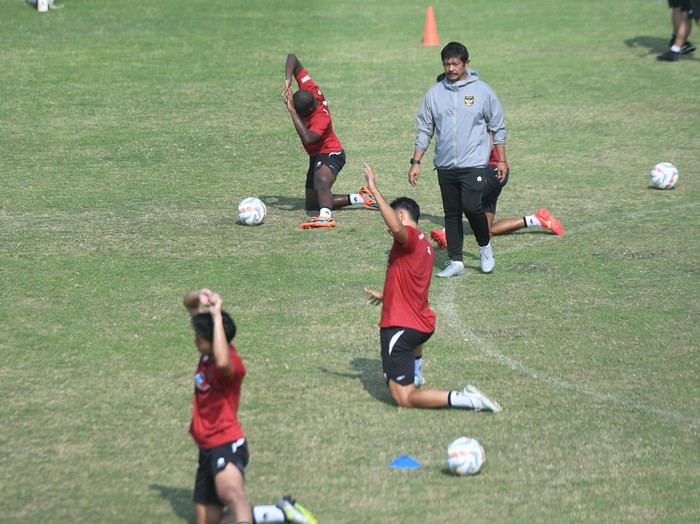Pelatih timnas sepak bola U-24 Indra Sjafri memimpin latihan di Lapangan A Gelora Bung Karno, Jakarta, Jumat (15/9/2023). Latihan tersebut sebagai persiapan jelang Asian Games XIX di Hangzhou, China. ANTARA FOTO/Hafidz Mubarak A/hp.