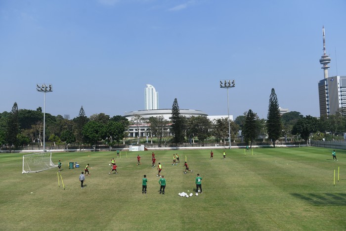 Pelatih timnas sepak bola U-24 Indra Sjafri memimpin latihan di Lapangan A Gelora Bung Karno, Jakarta, Jumat (15/9/2023). Latihan tersebut sebagai persiapan jelang Asian Games XIX di Hangzhou, China. ANTARA FOTO/Hafidz Mubarak A/hp.