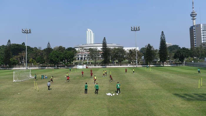 Pelatih timnas sepak bola U-24 Indra Sjafri memimpin latihan di Lapangan A Gelora Bung Karno, Jakarta, Jumat (15/9/2023). Latihan tersebut sebagai persiapan jelang Asian Games XIX di Hangzhou, China. ANTARA FOTO/Hafidz Mubarak A/hp.