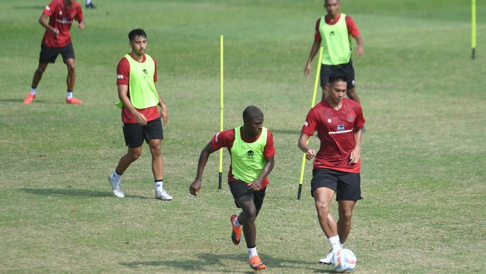 Pelatih timnas sepak bola U-24 Indra Sjafri memimpin latihan di Lapangan A Gelora Bung Karno, Jakarta, Jumat (15/9/2023). Latihan tersebut sebagai persiapan jelang Asian Games XIX di Hangzhou, China. ANTARA FOTO/Hafidz Mubarak A/hp.