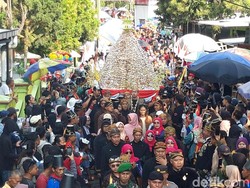 Ribuan Warga Berebut Apem Keong Emas di Tradisi Saparan Pengging Boyolali