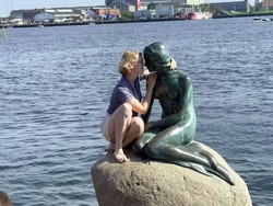 Patung Little Mermaid Ternoda, Turis Wanita Ngonten Ciuman