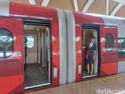 Warga Mulai Jajal Kereta Cepat Sampai Tegalluar, Gratis Tis Tis!
