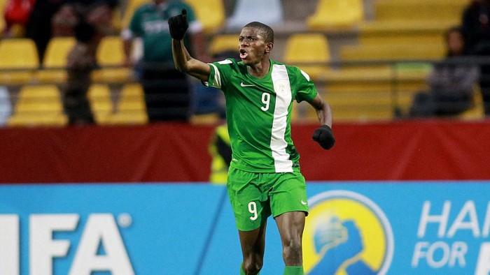 Nigerias player Victor Osimhen celebrates his goal against Mali during the FIFA U-17 World Cup Chile 2015 final, at Sausalito stadium in Vina del Mar, on November 8, 2015. Nigeria defeated Mali 2-0.    AFP PHOTO / PHOTOSPORT - MARCELO HERNANDEZ (Photo by MARCELO HERNANDEZ / PHOTOSPORT / AFP)