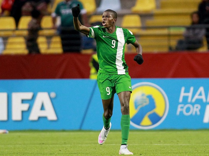 Nigeria's player Victor Osimhen celebrates his goal against Mali during the FIFA U-17 World Cup Chile 2015 final, at Sausalito stadium in Vina del Mar, on November 8, 2015. Nigeria defeated Mali 2-0.    AFP PHOTO / PHOTOSPORT - MARCELO HERNANDEZ (Photo by MARCELO HERNANDEZ / PHOTOSPORT / AFP)