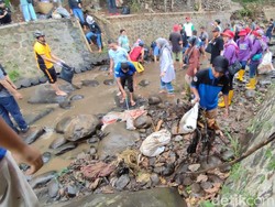 Momen Warga Kompak Bersihkan Sampah di Sungai Cimamut