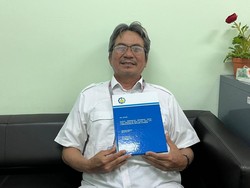 Kenalan dengan Wisudawan Tertua ITS Berusia 58 Tahun, Akui Ketagihan Belajar