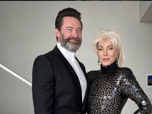 7 Potret Mesra Hugh Jackman dan Istri yang Kini Tinggal Kenangan 7 Potret Mesra Hugh Jackman dan Istri yang Kini Tinggal Kenangan