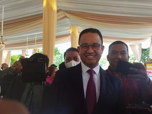 Hadiri Resepsi Nikahan Anak Hotman Paris, Anies Mangulosi Fritz dan Giovani