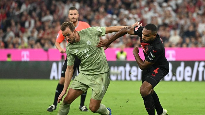 Soccer Football - Bundesliga - Bayern Munich v Bayer Leverkusen - Allianz Arena, Munich, Germany - September 15, 2023 Bayern Munichs Harry Kane in action with Bayer Leverkusens Jonathan Tah REUTERS/Angelika Warmuth DFL REGULATIONS PROHIBIT ANY USE OF PHOTOGRAPHS AS IMAGE SEQUENCES AND/OR QUASI-VIDEO.