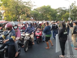 Bonek Bagikan Bunga ke Pengendara Pelat N Jelang Persebaya Vs Arema FC