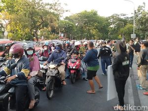 Bonek Bagikan Bunga ke Pengendara Pelat N Jelang Persebaya Vs Arema FC Bonek Bagikan Bunga ke Pengendara Pelat N Jelang Persebaya Vs Arema FC