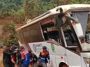 Bus Bawa 19 Karyawan Perusahaan Tambang Terguling di Sultra, 1 Patah Kaki
