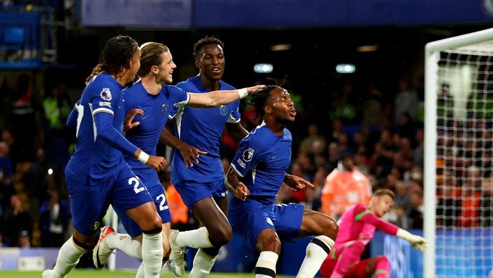 Soccer Football - Premier League - Chelsea v Luton Town - Stamford Bridge, London, Britain - August 25, 2023 Chelseas Raheem Sterling celebrates scoring their first goal with Conor Gallagher, Malo Gusto and Nicolas Jackson Action Images via Reuters/Andrew Boyers EDITORIAL USE ONLY. No use with unauthorized audio, video, data, fixture lists, club/league logos or live services. Online in-match use limited to 75 images, no video emulation. No use in betting, games or single club /league/player publications.  Please contact your account representative for further details.     TPX IMAGES OF THE DAY