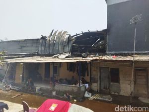 Kena Dampak Kebakaran Pabrik Sandal Kapuk Muara, Warga Trauma Kena Dampak Kebakaran Pabrik Sandal Kapuk Muara, Warga Trauma