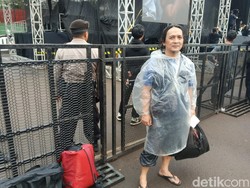 Dede Raup Cuan di Kala Hujan Guyur Festival Pasar Kaget 2023