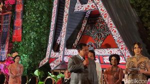 7 Penampilan Prabowo Hadiri Pernikahan Anak Hotman Paris
