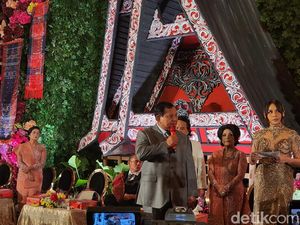 7 Penampilan Prabowo Hadiri Pernikahan Anak Hotman Paris