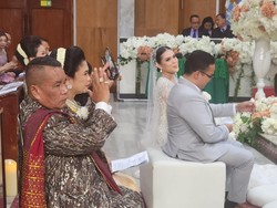 Lamborghini dan Bentley di Suasana Khidmat Pemberkatan Anak Hotman Paris