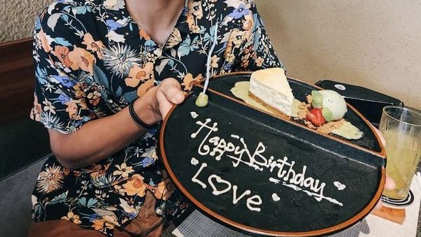 Pose Keren Jonatan Christie Saat Kulineran dan Nongkrong di Kafe