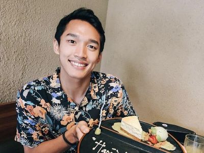 Pose Keren Jonatan Christie Saat Kulineran dan Nongkrong di Kafe