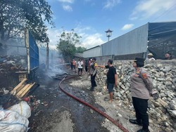 Gudang Batako di Tabanan Kebakaran, 1 Truk-5 Motor Ludes