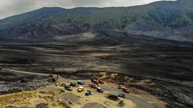 Foto udara kondisi lahan pasca kebakaran di Pos Watu Gede, kawasan Gunung Bromo, Probolinggo, Jawa Timur, Jumat (15/9/2023). Balai Besar Taman Nasional Bromo Tengger Semeru memastikan bahwa kebakaran yang terjadi sejak Rabu (6/9) di kawasan hutan dan lahan Gunung Bromo telah berhasil dipadamkan, diperkirakan luas area yang terbakar mencapai 500 hektare. ANTARA FOTO/Muhammad Mada/Spt.