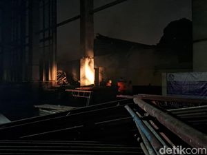 Damkar Masih Berjibaku Padamkan Kebakaran Museum Nasional Damkar Masih Berjibaku Padamkan Kebakaran Museum Nasional