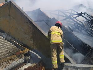 Rumah di Jalan Bendul Merisi Surabaya Terbakar, Diduga Korsleting Listrik