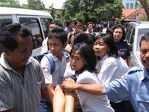 Momen Menegangkan Puluhan Siswa SMKN 1 Trenggalek Histeris Diduga Kesurupan Momen Menegangkan Puluhan Siswa SMKN 1 Trenggalek Histeris Diduga Kesurupan