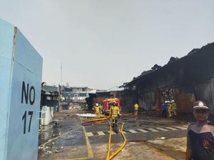 Damkar Ungkap Kesulitan Padamkan Kebakaran Pabrik Sandal di Kapuk Muara