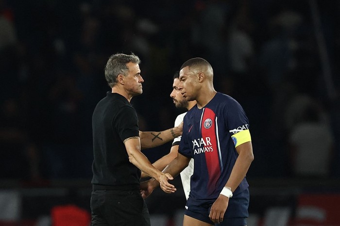 Paris Saint-Germain's Spanish headcoach Luis Enrique (L) embraces Paris Saint-Germain's French forward #07 Kylian Mbappe (R) after the French L1 football match between Paris Saint-Germain (PSG) and OGC Nice at The Parc des Princes Stadium in Paris on September 15, 2023. (Photo by FRANCK FIFE / AFP)