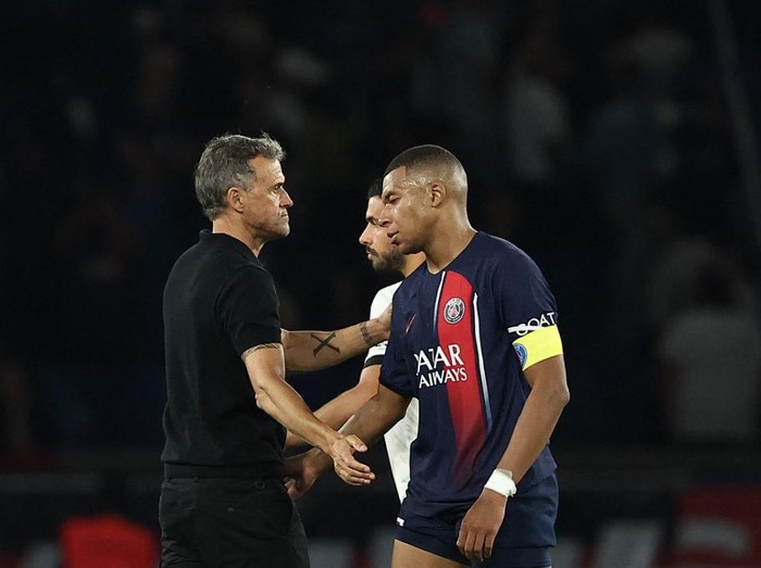 Paris Saint-Germain's Spanish headcoach Luis Enrique (L) embraces Paris Saint-Germain's French forward #07 Kylian Mbappe (R) after the French L1 football match between Paris Saint-Germain (PSG) and OGC Nice at The Parc des Princes Stadium in Paris on September 15, 2023. (Photo by FRANCK FIFE / AFP)