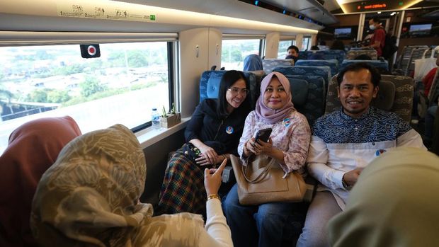 Masyarakat menjajal Kereta Cepat Jakarta-Bandung