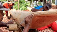 Melihat Pembuatan Perahu Tradisional Sentani