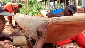Melihat Pembuatan Perahu Tradisional Sentani