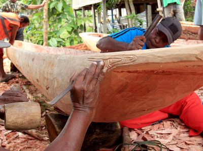 Melihat Pembuatan Perahu Tradisional Sentani