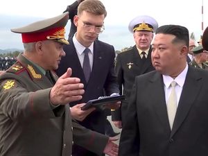 Didampingi Menhan Shoigu, Kim Jong Un Amati Pengebom Nuklir Rusia