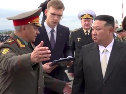 Didampingi Menhan Shoigu, Kim Jong Un Amati Pengebom Nuklir Rusia