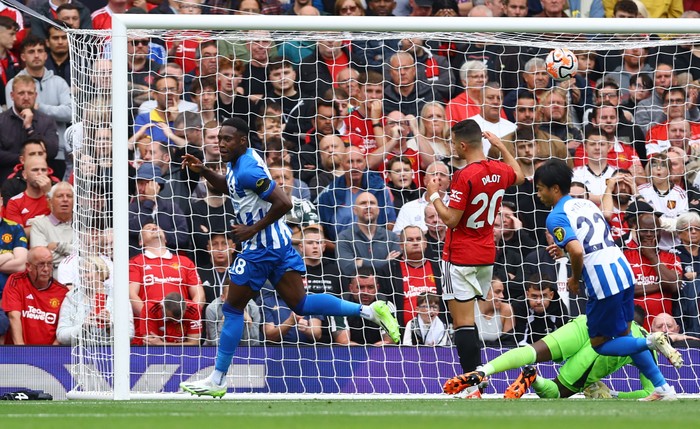 Soccer Football - Premier League - Manchester United v Brighton & Hove Albion - Old Trafford, Manchester, Britain - September 16, 2023 Brighton & Hove Albions Danny Welbeck celebrates scoring their first goal REUTERS/Molly Darlington NO USE WITH UNAUTHORIZED AUDIO, VIDEO, DATA, FIXTURE LISTS, CLUB/LEAGUE LOGOS OR LIVE SERVICES. ONLINE IN-MATCH USE LIMITED TO 45 IMAGES, NO VIDEO EMULATION. NO USE IN BETTING, GAMES OR SINGLE CLUB/LEAGUE/PLAYER PUBLICATIONS.