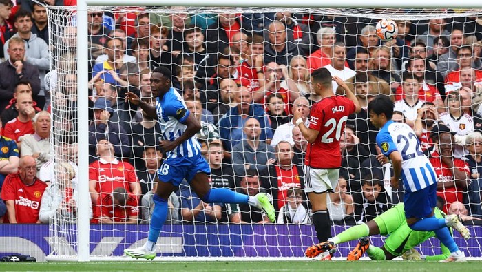 Soccer Football - Premier League - Manchester United v Brighton & Hove Albion - Old Trafford, Manchester, Britain - September 16, 2023 Brighton & Hove Albions Danny Welbeck celebrates scoring their first goal REUTERS/Molly Darlington NO USE WITH UNAUTHORIZED AUDIO, VIDEO, DATA, FIXTURE LISTS, CLUB/LEAGUE LOGOS OR LIVE SERVICES. ONLINE IN-MATCH USE LIMITED TO 45 IMAGES, NO VIDEO EMULATION. NO USE IN BETTING, GAMES OR SINGLE CLUB/LEAGUE/PLAYER PUBLICATIONS.