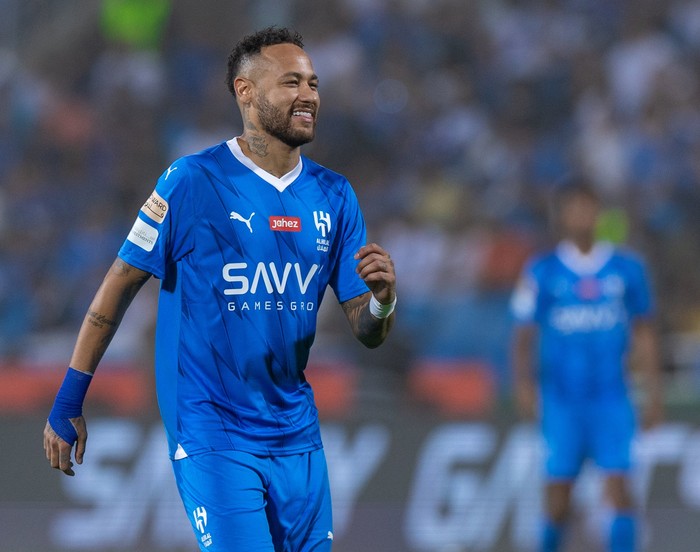 Neymar Neymar akhirnya debut bersama klub barunya, Al Hilal. Bomber Brasil itu masuk sebagai pemain pengganti dan menyumbang satu assist kemenangan The Blue Waves pada Sabtu (16/9/2023).