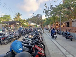 Repotnya Urus Parkir di Sepanjang Jalan Pantai Kuta