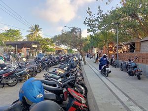 Repotnya Urus Parkir di Sepanjang Jalan Pantai Kuta Repotnya Urus Parkir di Sepanjang Jalan Pantai Kuta