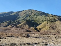 Ratusan Wisatawan Langsung Serbu Bromo Saat Baru Dibuka Ratusan Wisatawan Langsung Serbu Bromo Saat Baru Dibuka
