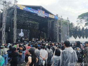Keseruan Penonton Konser Pasar Kaget Meski Sempat Diguyur Hujan